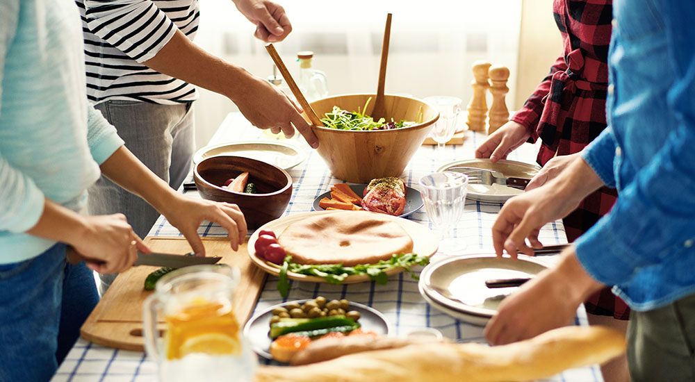 Eine Gruppe von Menschen bereitet gemeinsam Essen vor.