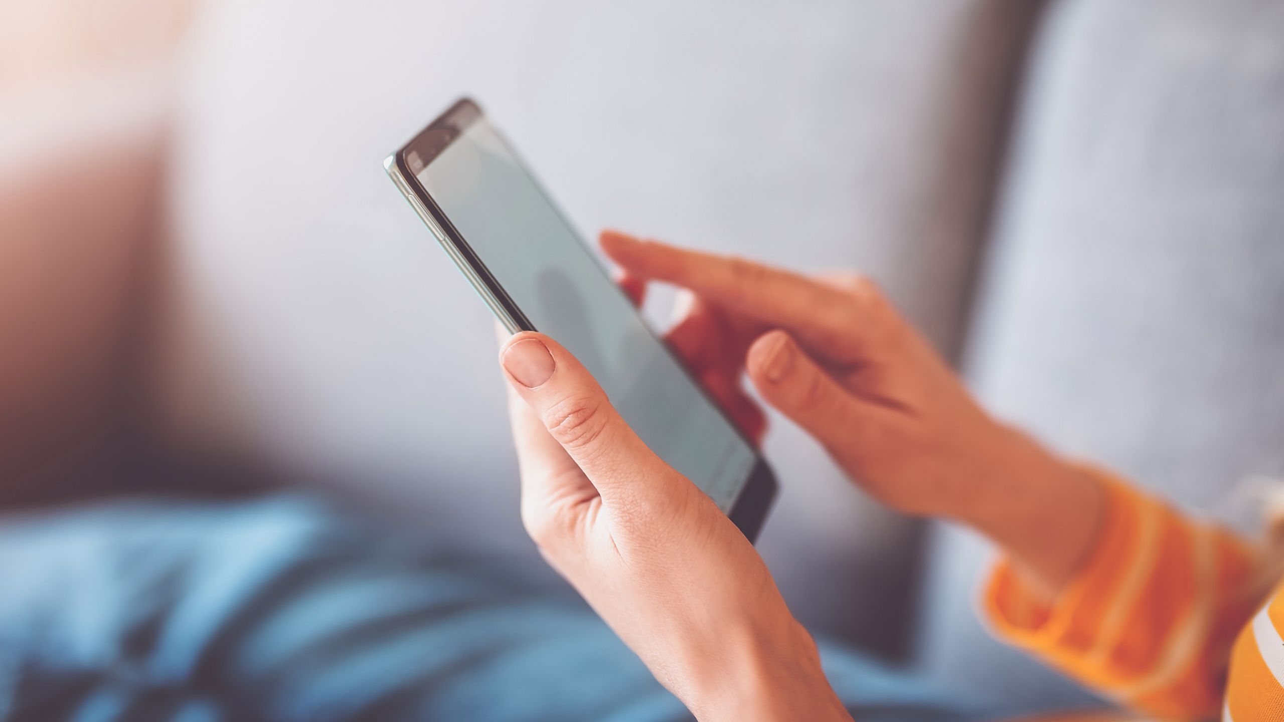 Eine Frau nimmt über ihr Handy Kontakt auf.