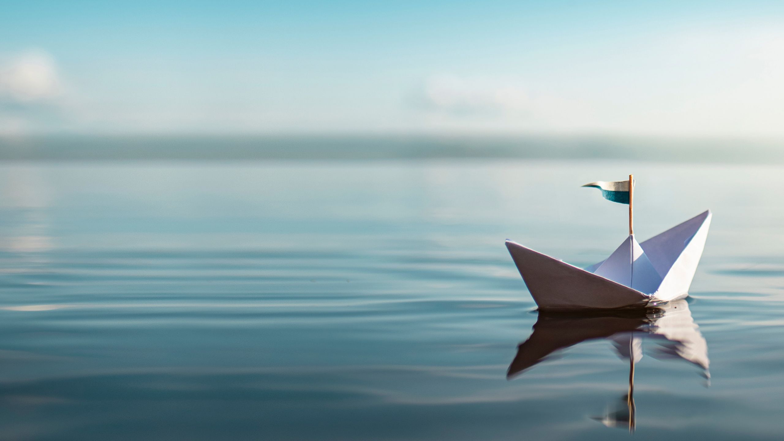 Papierboot auf dem Wasser.